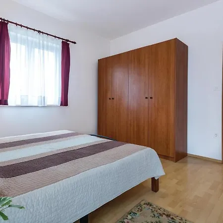 Appartement Stunning In With Kitchen Pula