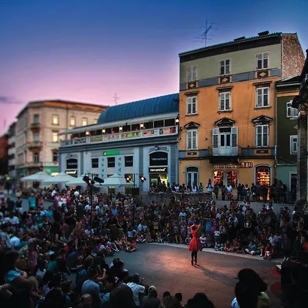 Stunning In With Kitchen شقة بولا