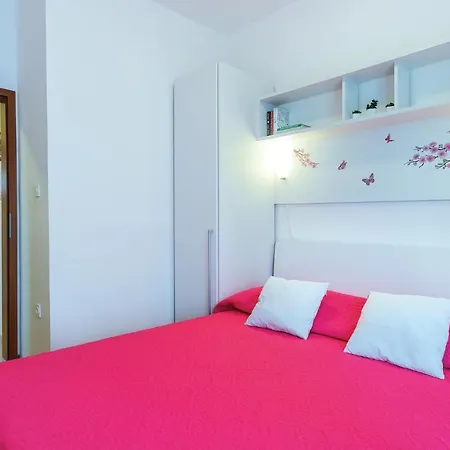 Stunning In With Kitchen * Pula