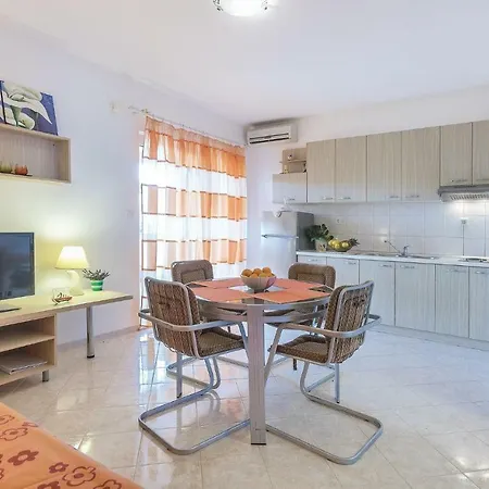 Appartement Stunning In With Kitchen